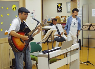 お父さんのギターで歌う笙太君