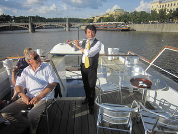 モルダウ河の船上でスメタナのモルダウを演奏