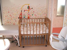 小児科診察室、兄弟診察時に赤ちゃんを入れておくベビーベッドとベビーシート
